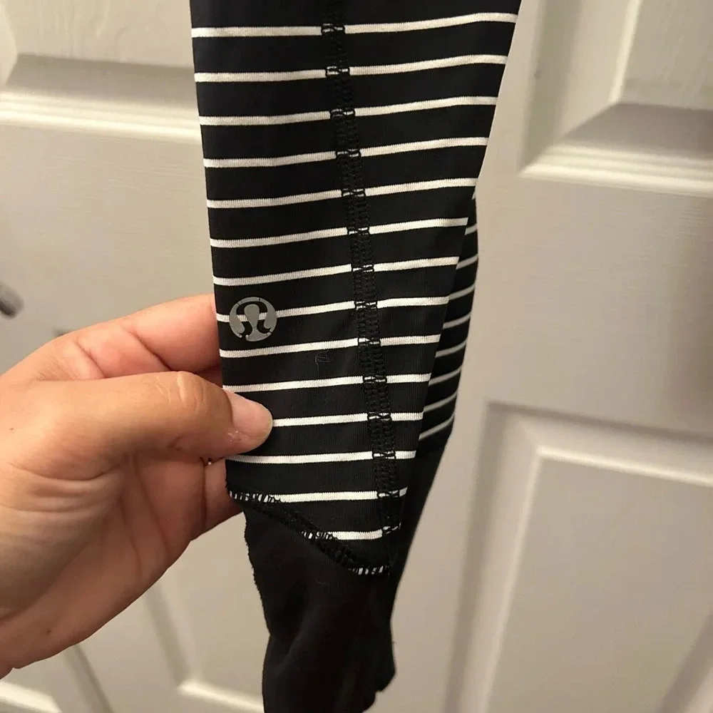 ! Lululemon Run day Crops Size 4 stripped black and white